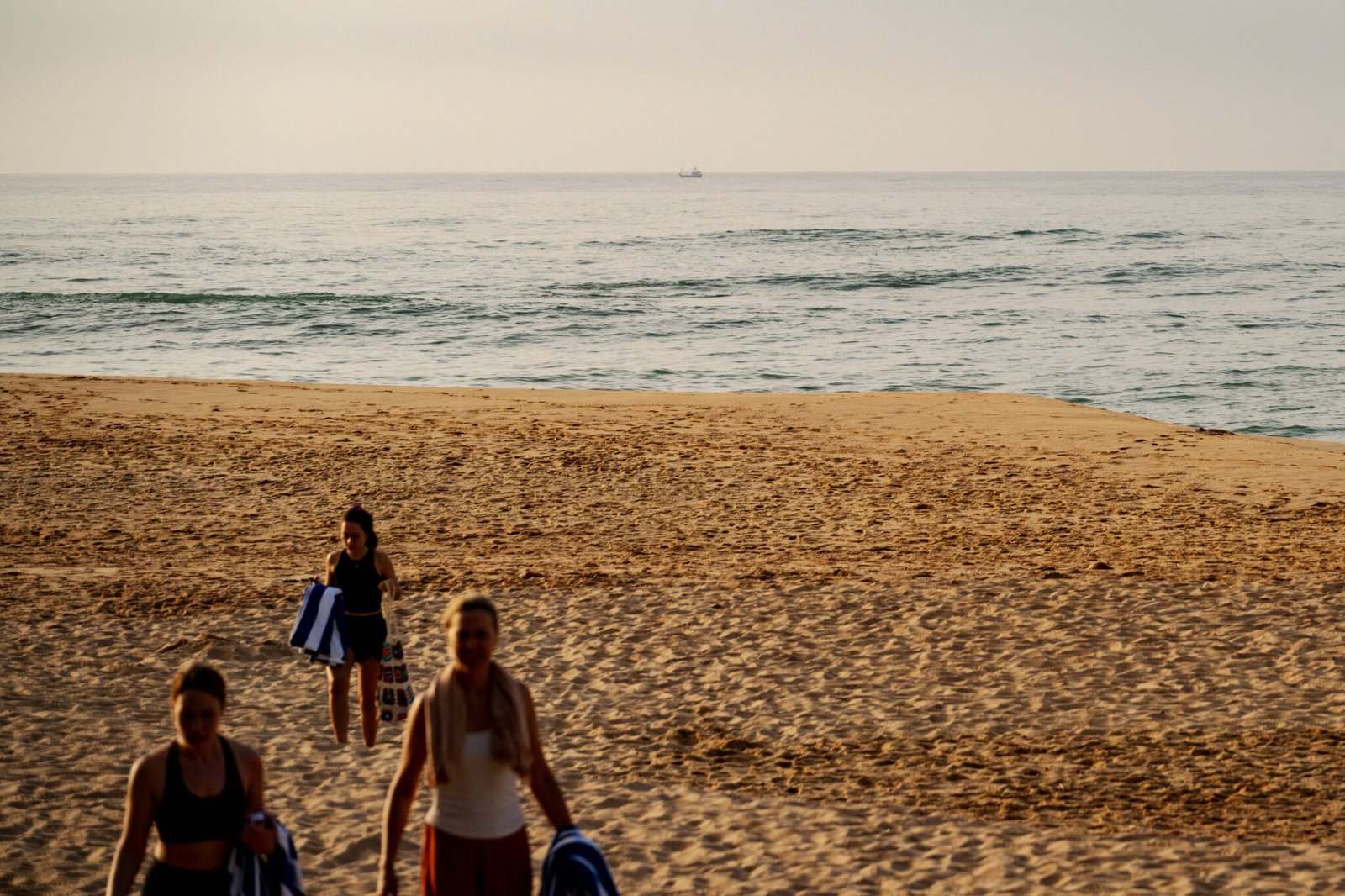 Guests walking onto Rekawa Beach near Rekawa Wellness Resort.