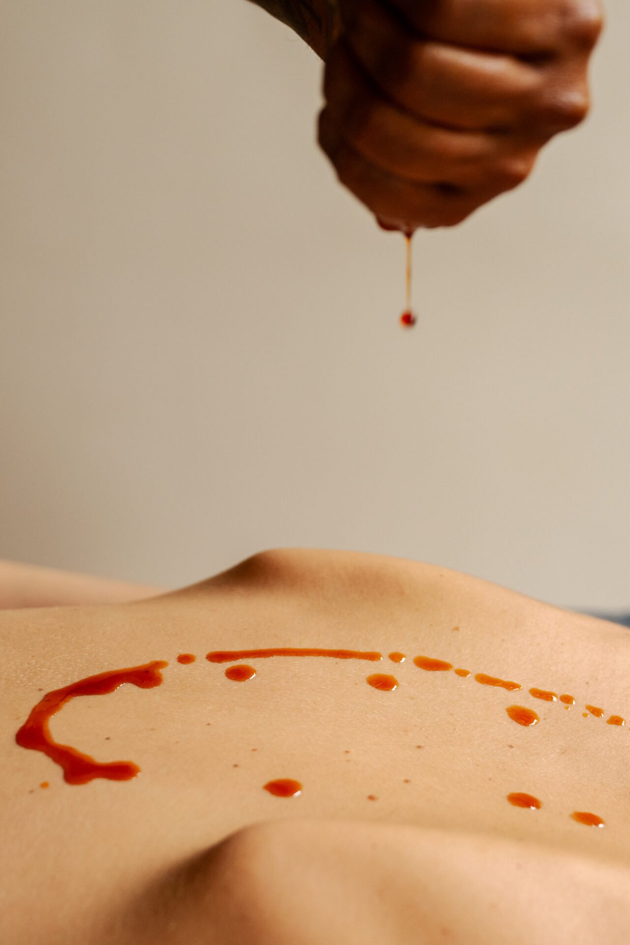 A practitioner applies Ayurvedic oil to a guest’s back at Rekawa.